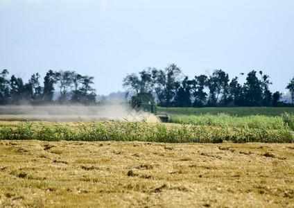 湖南工业大学校训农用机械收割谷物的机器收割农用械背景